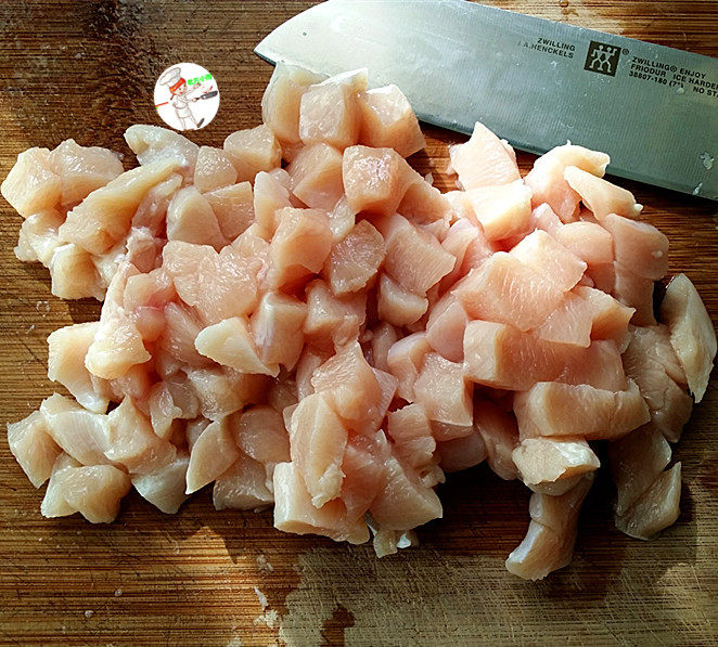 小炒鸡脯肉,鸡胸肉洗净沥干,切小丁