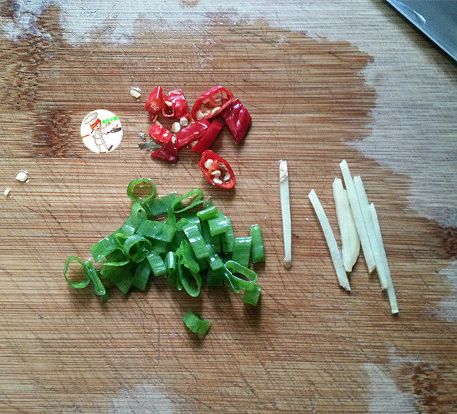 小炒鸡脯肉,葱姜、辣椒和<a style='color:red;display:inline-block;' href='/shicai/ 25'>胡萝卜</a>,清洗干净后切好,备用