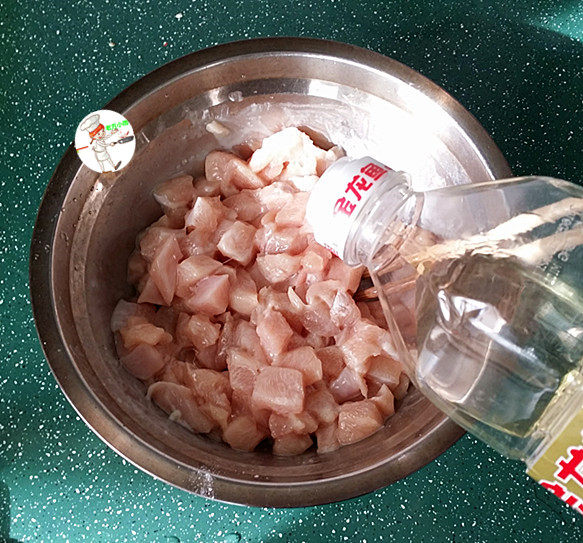 小炒鸡脯肉,倒入少许许食用油,锁住水分,腌制片刻