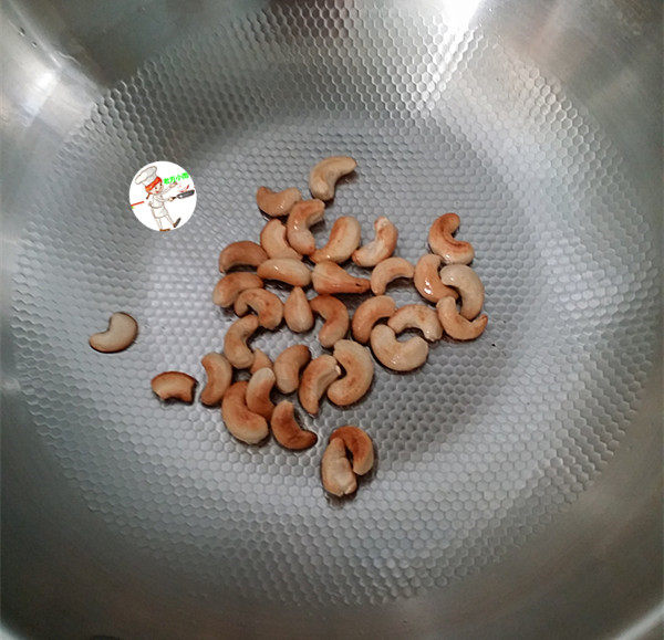 小炒鸡脯肉,炒锅烧热,倒入少许食用油,把香腰放进去,用小火炒香后盛出