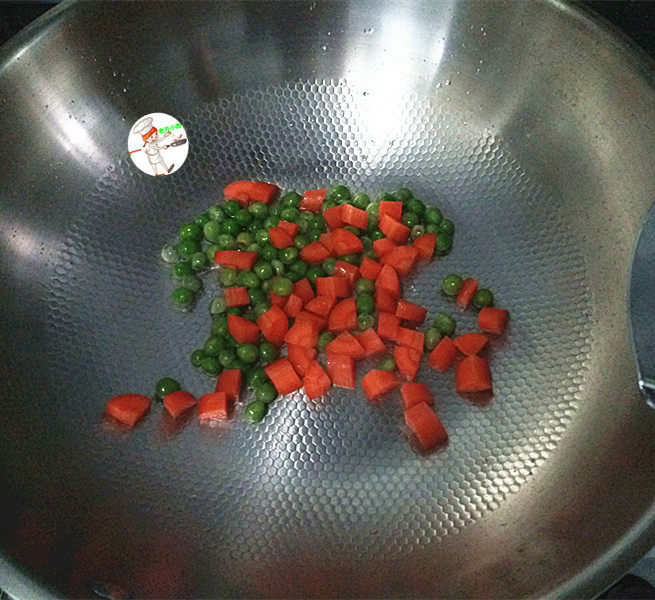 小炒鸡脯肉,锅中留底油,再把<a style='color:red;display:inline-block;' href='/shicai/ 456'>青豆</a>和胡萝卜炒丁放入锅中,炒熟后盛起