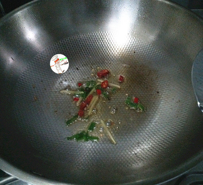 小炒鸡脯肉,锅中重新倒入食用油,下葱姜和小米辣爆香