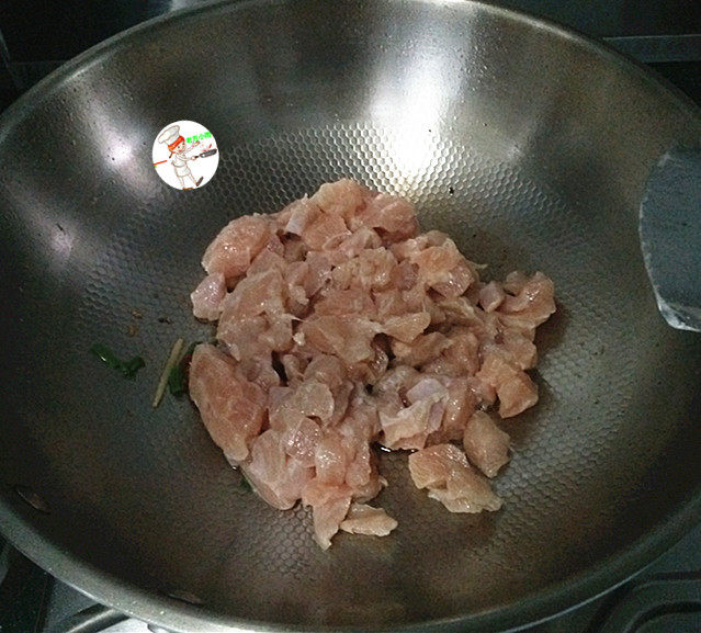 小炒鸡脯肉,放入鸡丁,开小火煸炒