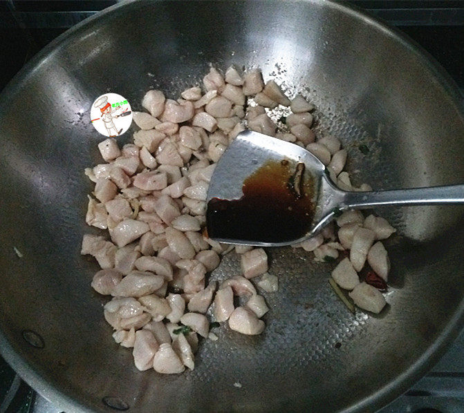 小炒鸡脯肉,炒至断生、变色后,加入1小勺<a style='color:red;display:inline-block;' href='/shicai/ 762'>老抽</a>