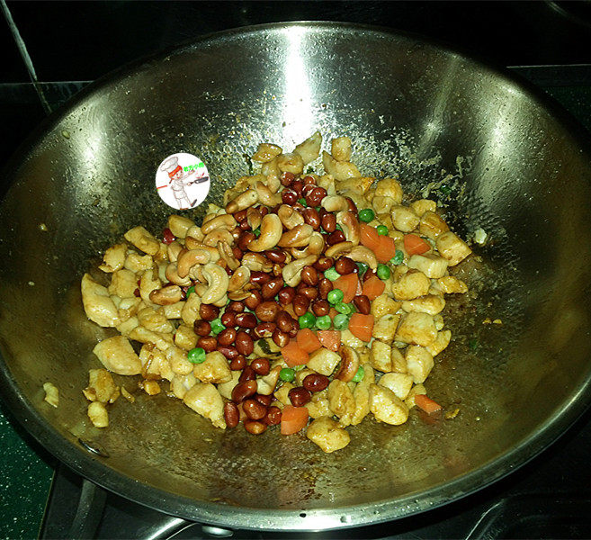 小炒鸡脯肉,炒匀后,把炒好的其它配菜,重新放入锅中