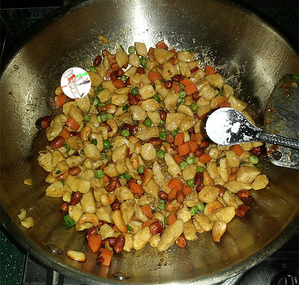 小炒鸡脯肉,翻炒,最后加入少许鸡精,炒匀
