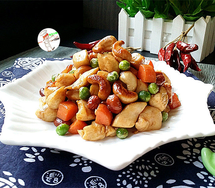 小炒鸡脯肉,炒匀,关火后盛入盘中