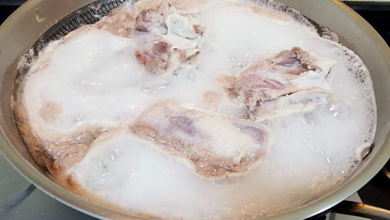 西红柿炖猪肉,煮至冒泡,取出冲凉洗净