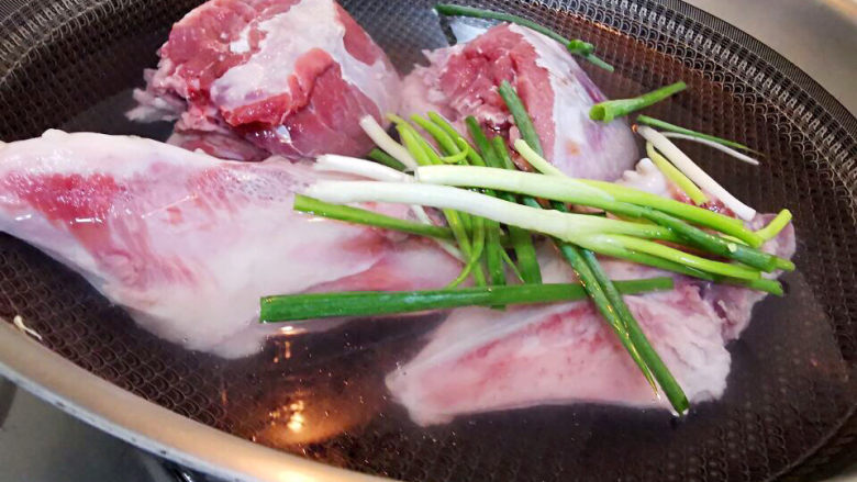 西红柿炖猪肉,水锅中加入葱与醋,冷水下猪脸颊