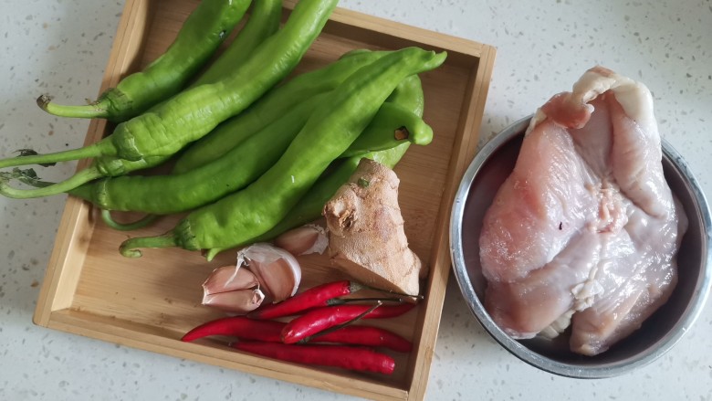 小炒鸡脯肉,准备食材备用