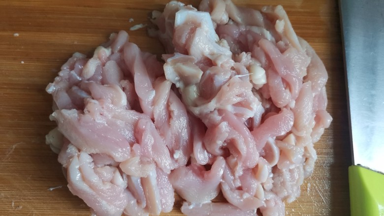 小炒鸡脯肉,鸡胸肉洗干净,切成薄片