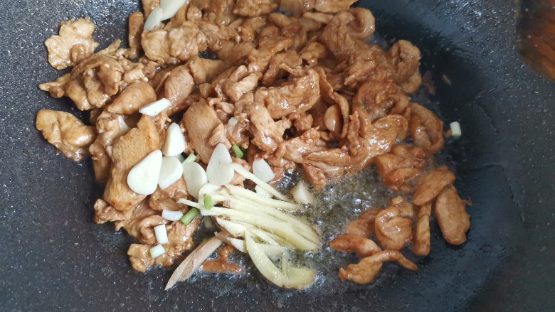 小炒鸡脯肉,翻炒至鸡肉变色,加入葱姜蒜,翻炒出香味