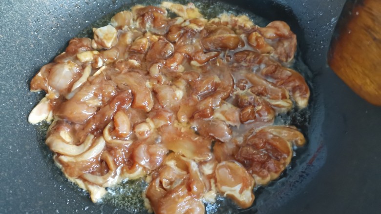 小炒鸡脯肉,热锅凉油,油热,倒入鸡胸肉翻炒