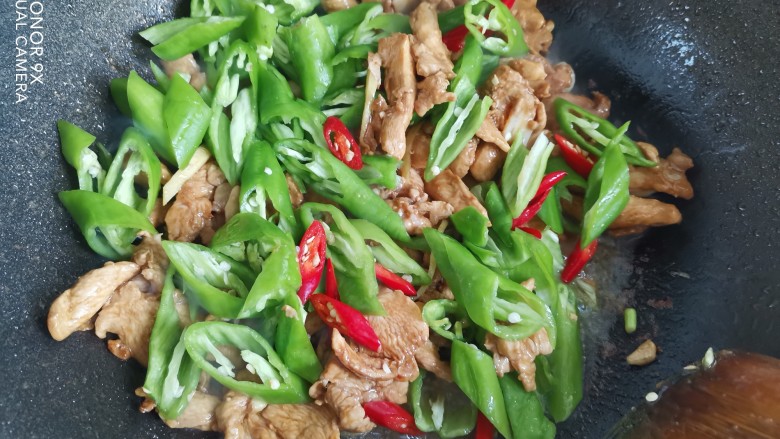 小炒鸡脯肉,下入小米椒,青椒翻炒均匀