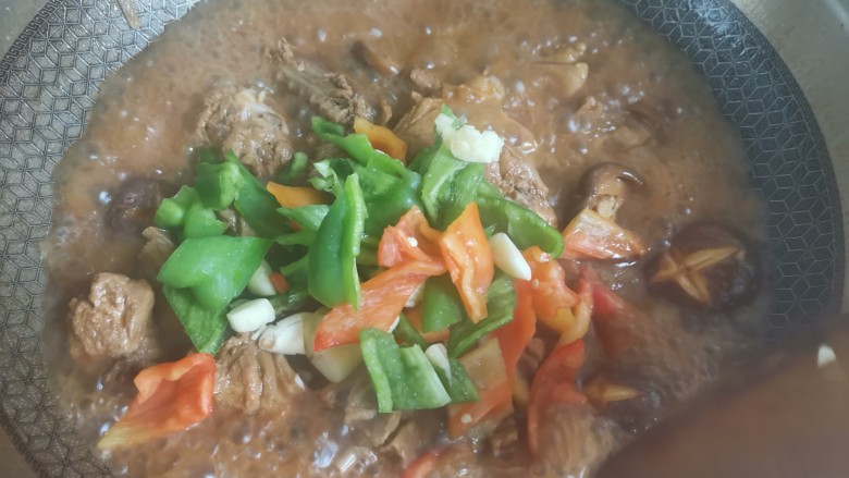 香菇烧鸭肉,加入青红椒,大蒜