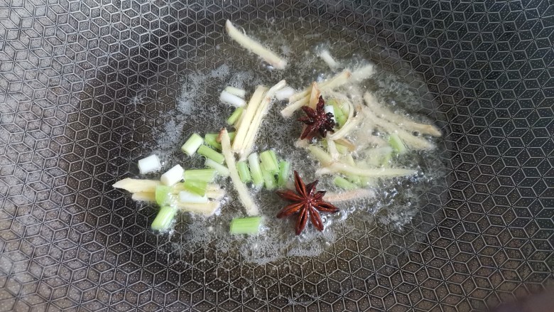 香菇烧鸭肉,起锅烧油,下入葱姜蒜<a style='color:red;display:inline-block;' href='/shicai/ 695'>八角</a>炒香