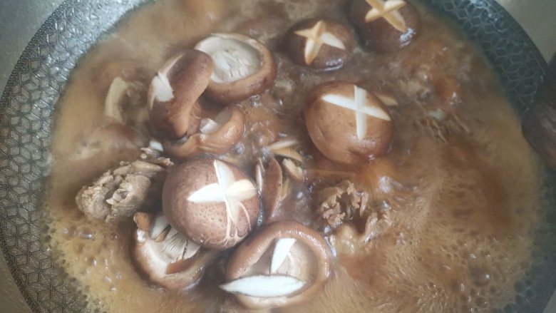 香菇烧鸭肉,中途翻动几次,加入香菇继续炖