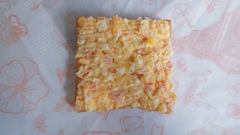 土豆泥沙拉三明治,取一片土司,把土豆泥沙拉酱抹在土司片上面