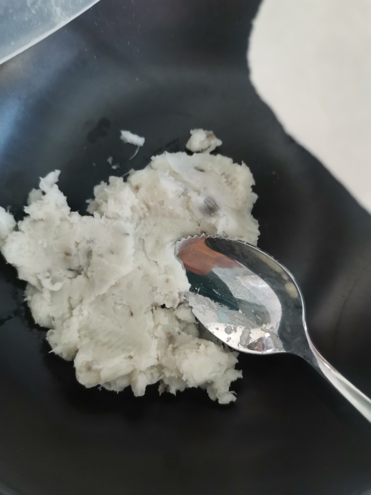 手指面,蒸熟捣成泥