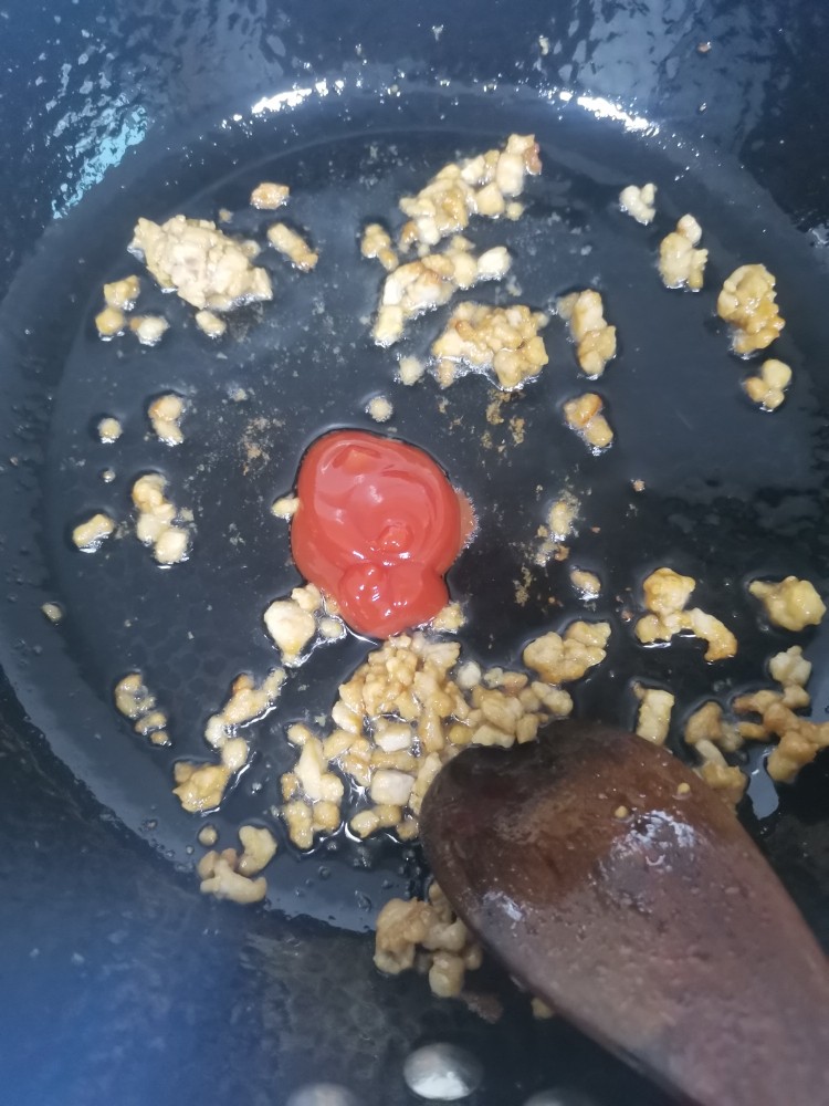 手指面,加入番茄酱