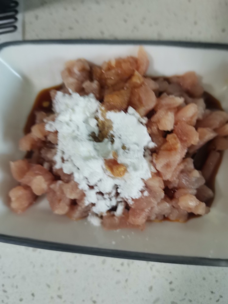 手指面,里脊肉切小丁,加入生抽淀粉