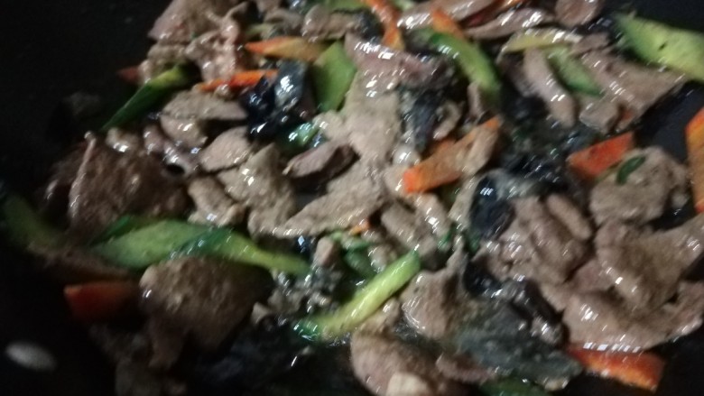 鱼香猪肝,倒入提前调好的鱼香汁儿,翻炒均匀即可。