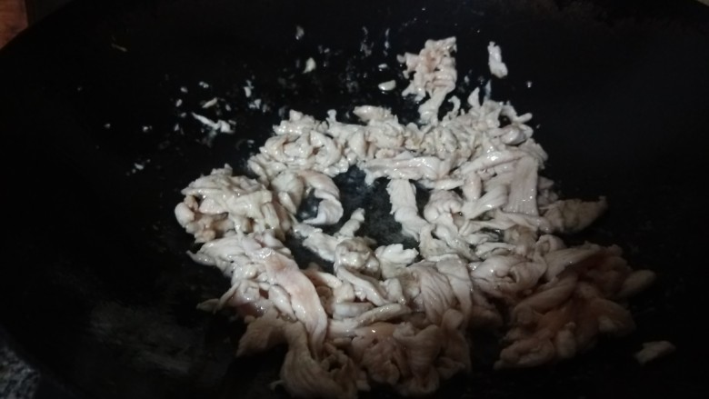 小炒鸡脯肉,倒入鸡丝翻炒变色,倒出备用。