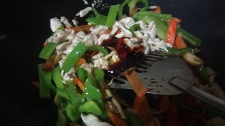 小炒鸡脯肉,加入生抽,蚝油翻炒均匀即可。