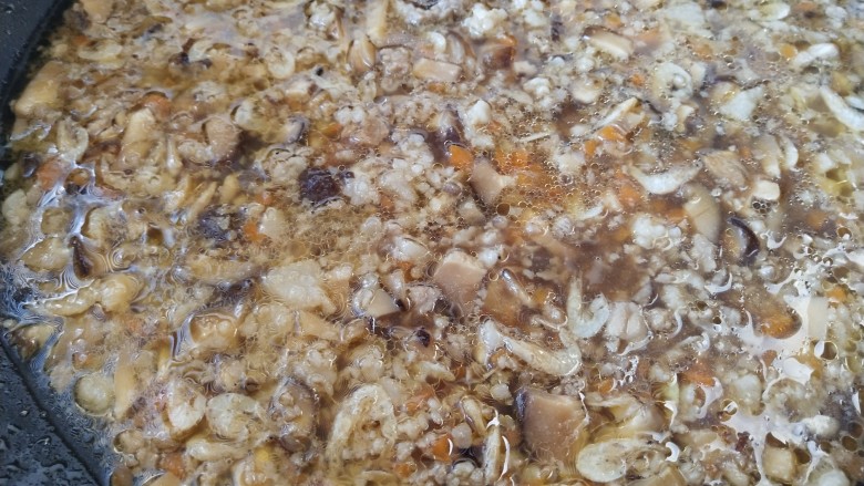 温州糯米饭,肉汤里倒少许酱油,调味