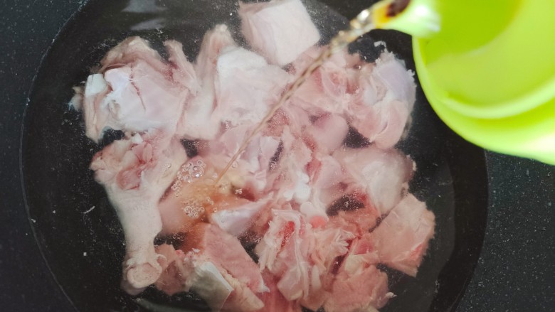 香菇烧鸭肉,鸭块冷水下锅,并加入适量料酒