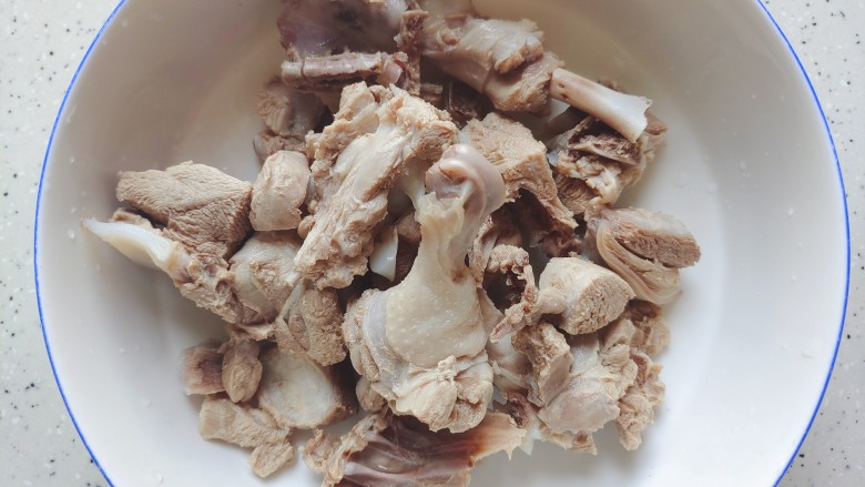 香菇烧鸭肉,煮好后捞出,冲洗掉表面的脏东西,然后控干水分