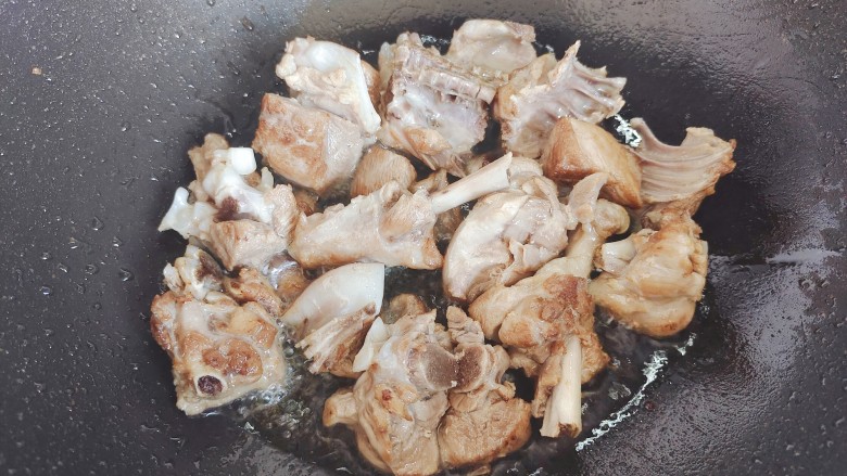 香菇烧鸭肉,起油锅,油热后下鸭块,煸炒至稍稍呈金黄色
