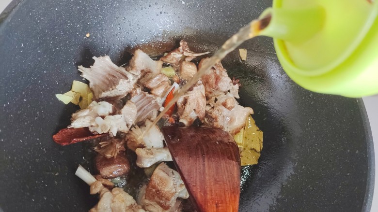 香菇烧鸭肉,加适量料酒,翻炒十余秒