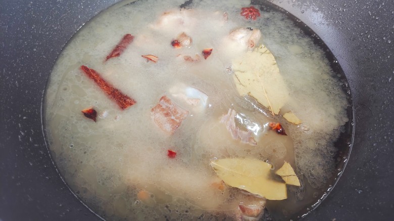 香菇烧鸭肉,加热开水,水量与食材齐平(我这里稍微多了一点)