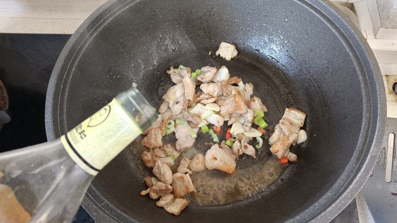 五花肉炒黄瓜,加1勺<a style='color:red;display:inline-block;' href='/shicai/ 718'>料酒</a>;