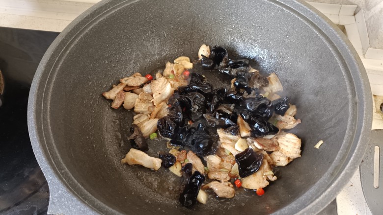五花肉炒黄瓜,加入木耳;