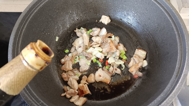 五花肉炒黄瓜,再加1勺<a style='color:red;display:inline-block;' href='/shicai/ 788'>生抽</a>;