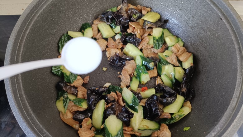 五花肉炒黄瓜,加入适量盐调味儿,翻炒至黄瓜断生;