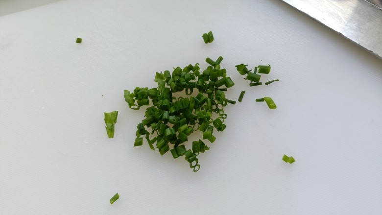 凉拌蒸茄子,熟食板上切葱花;