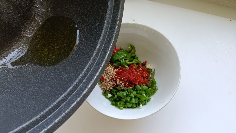 凉拌蒸茄子,食用油烧热泼在碗中;