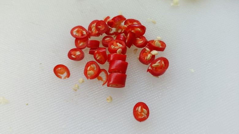 凉拌蒸茄子,<a style='color:red;display:inline-block;' href='/shicai/ 82'>小米椒</a>切段儿;