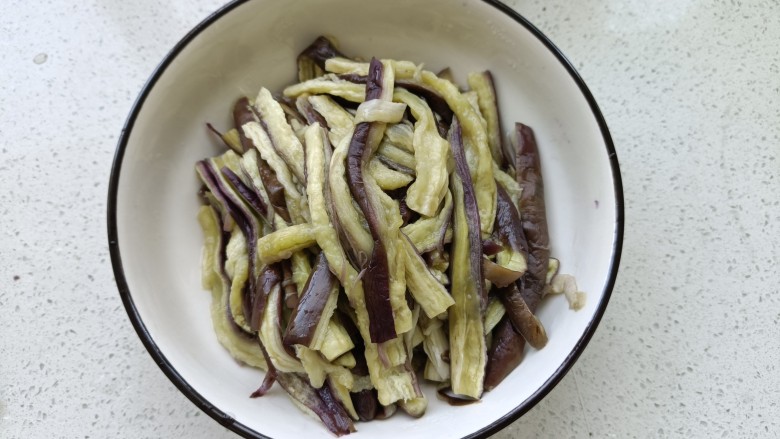 凉拌蒸茄子,把茄子手撕成条;