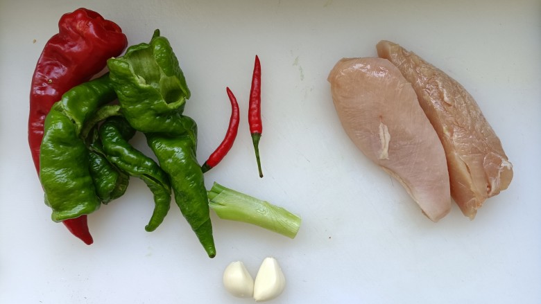 小炒鸡脯肉,所有用到的食材都在这里,能吃辣的,可以多放几个<a style='color:red;display:inline-block;' href='/shicai/ 82'>小米椒</a>;