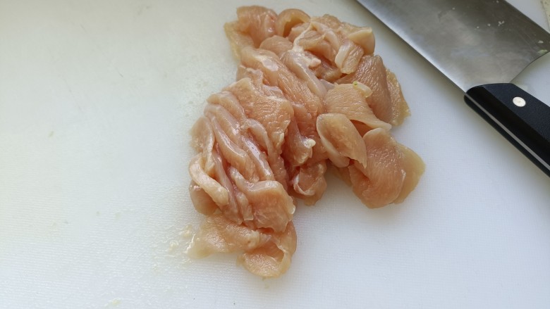 小炒鸡脯肉,鸡胸肉切薄片;