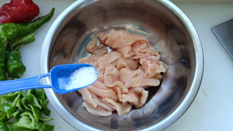 小炒鸡脯肉,半勺白糖;