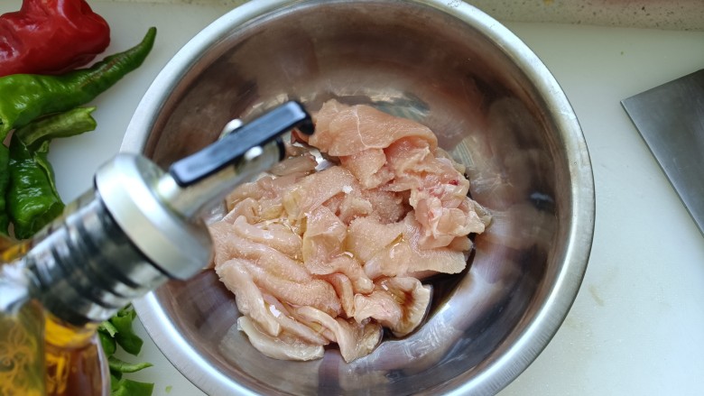 小炒鸡脯肉,加入适量食用油;
