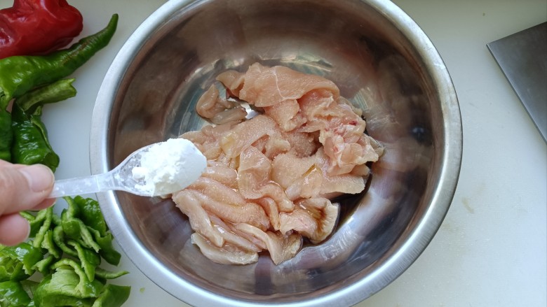 小炒鸡脯肉,再加一勺<a style='color:red;display:inline-block;' href='/shicai/ 512'>玉米淀粉</a>拌匀腌制10分钟;