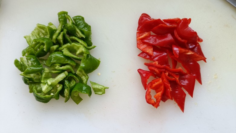 小炒鸡脯肉,青红椒切块;