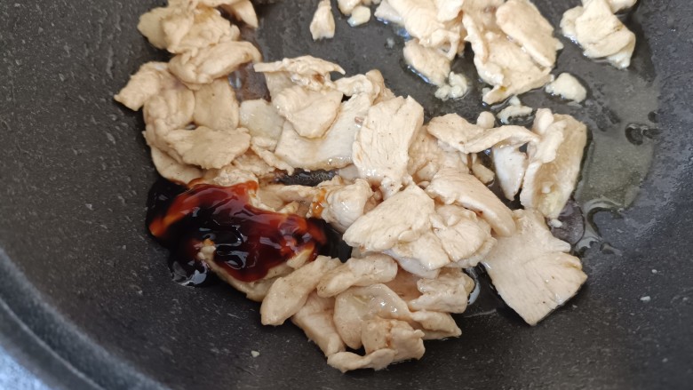 小炒鸡脯肉,加入1勺耗油;