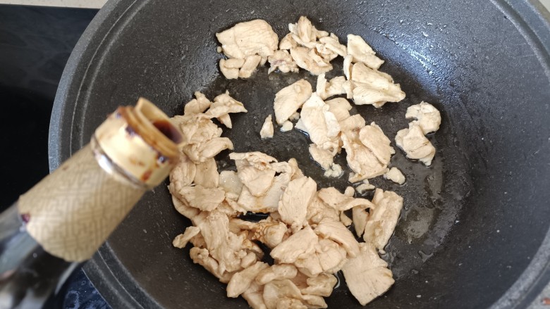 小炒鸡脯肉,炒至鸡肉发白,倒入生抽;